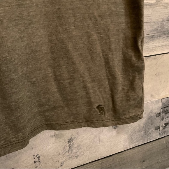 ❗️$5❗️Women’s A+F olive pocket tee size S - Picture 4 of 5